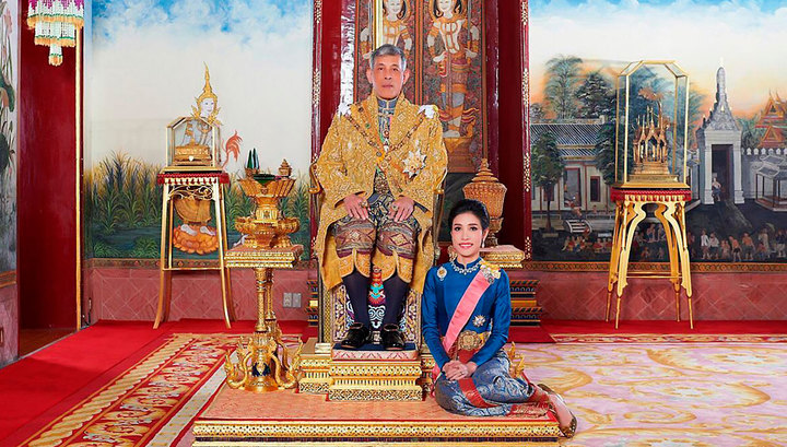 Слишком амбициозна: король Таиланда разжаловал свою официальную фаворитку