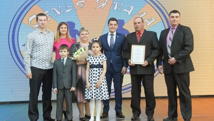 Многодетную семью из Ямала наградили в Кремле