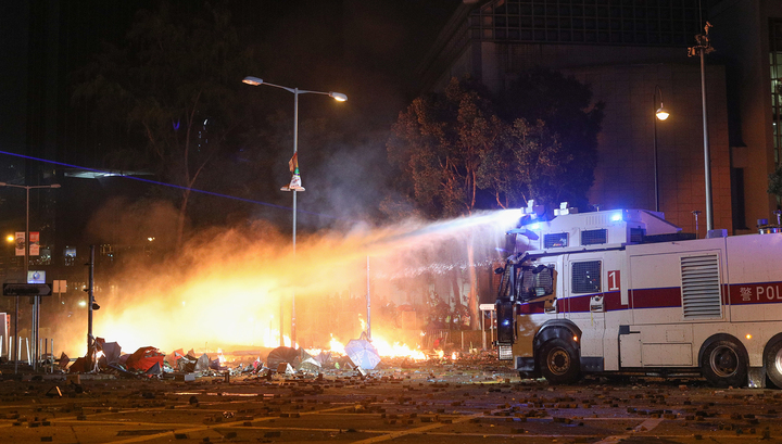 В Гонконге протестующие подожгли университет