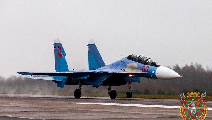 Еще два истребителя Су-30СМ прилетели в Белоруссию