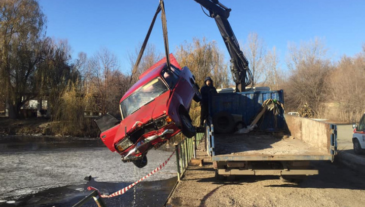 В Тольятти машина утонула, объезжая стаю собак