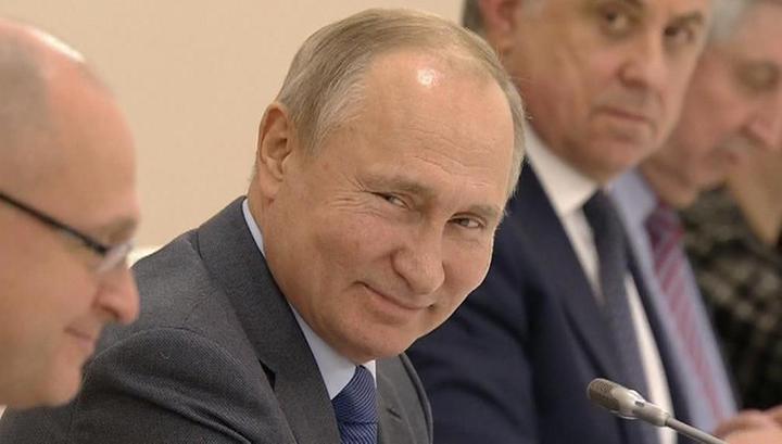 Путин отреагировал на идею совещания в народных костюмах