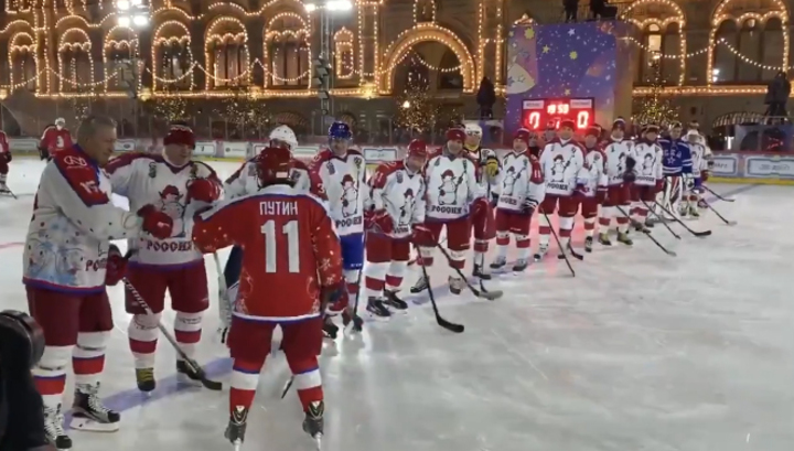 На Красной площади стартовал хоккейный матч с участием Путина