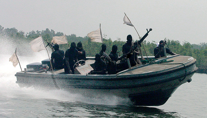 Нигерийские пираты похитили 3 матросов и застрелили 4 спасателей