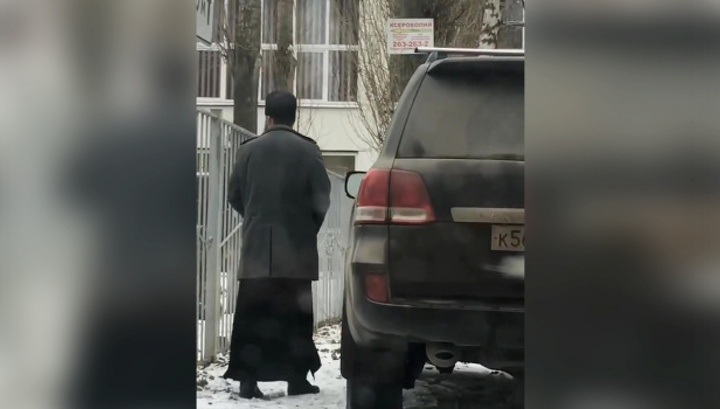 В Воронеже наказали батюшку за парковку авто на тротуаре у школы