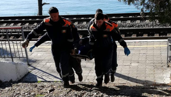 В Сочи спасатели эвакуировали мужчину с переломом ноги
