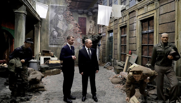 Путин ознакомился с 3D-панорамой, воссоздающей путь воина-освободителя