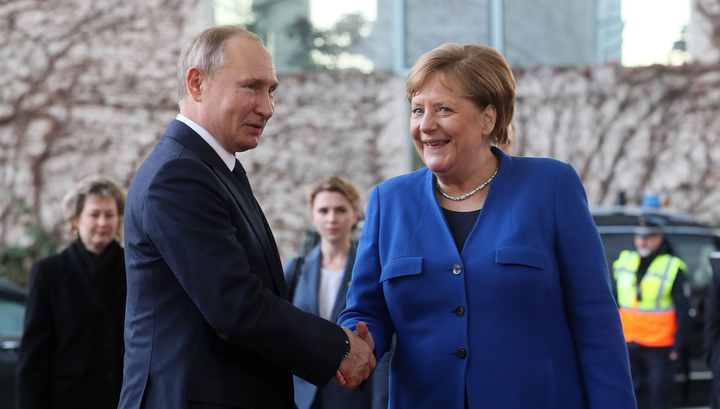 Путин и Меркель пожали друг другу руки