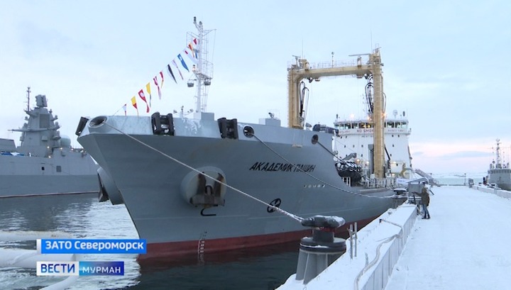 В Североморске в состав Северного флота принят танкер-снабженец 