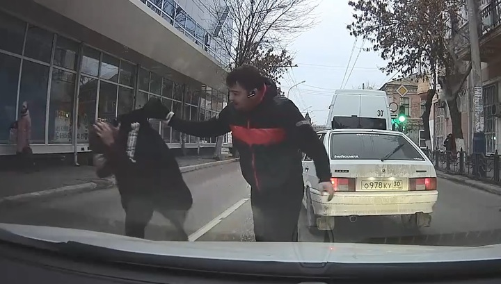 В Астрахани накажут водителя маршрутки, устроившего драку на дороге в центре города