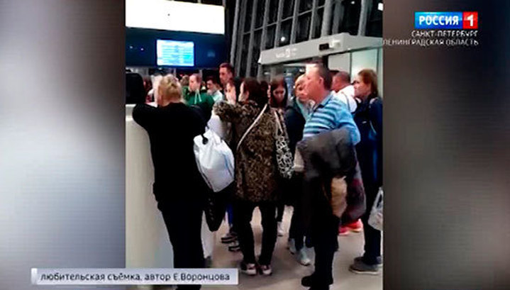 Туристы из Петербурга уже сутки не могут долететь до дома из Китая