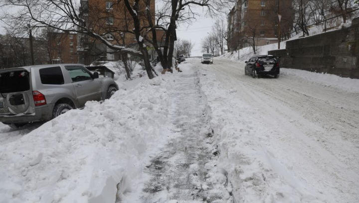 Дворы и дороги к домам во Владивостоке по-прежнему завалены снегом