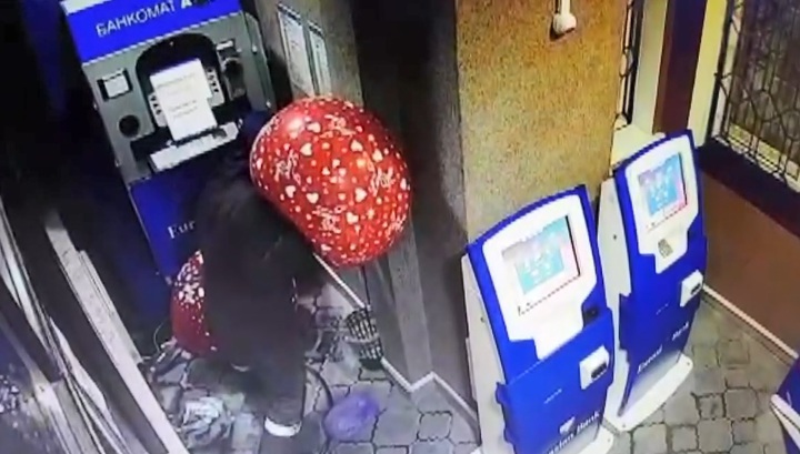 Грабитель взорвал банкомат без денег при помощи газа из воздушных шаров. Видео