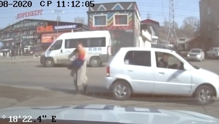 В Иркутске полицейские экстренно доставили в больницу травмированного ребенка. Видео
