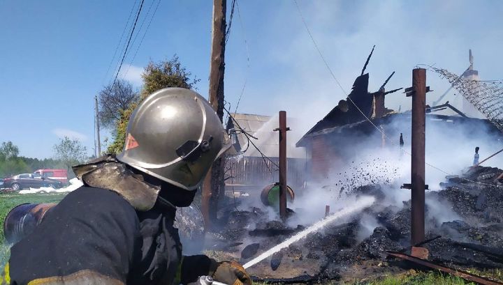 Во Владимирской области из-за стога сена сгорели дома