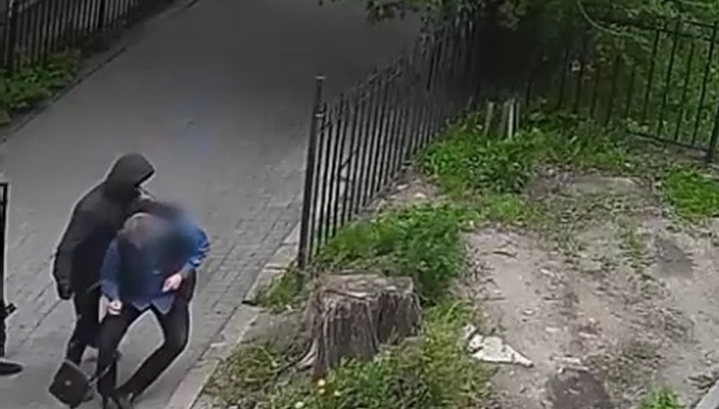 Среди бела дня: дерзкое ограбление в Воронеже попало на видео