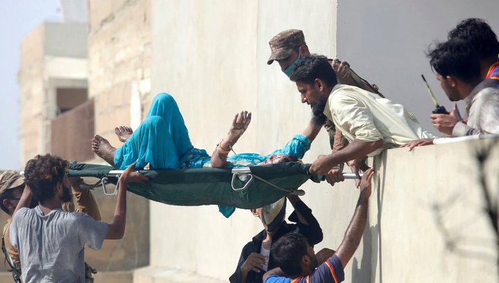 Число выживших в авиакатастрофе в Пакистане возросло до трех