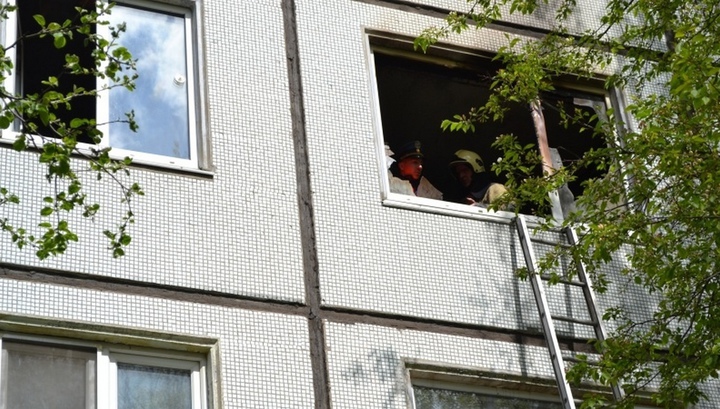 Дедушка помог внукам устроить пожар и оставил их в горящей квартире в Вологде