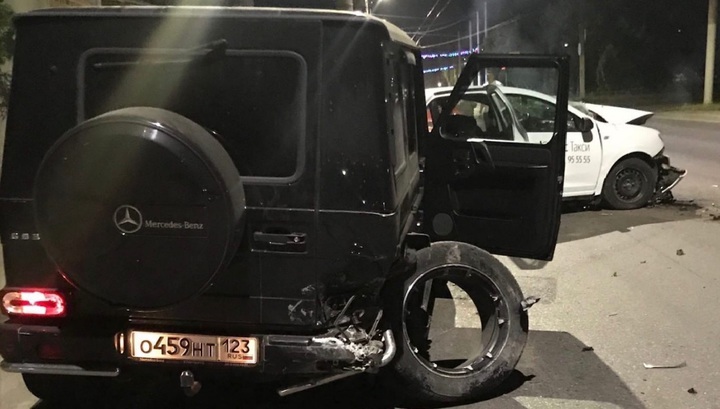 Таксист и его пассажир погибли в столкновении с внедорожником в Омске
