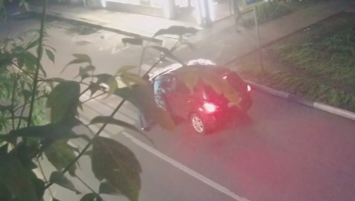 В Химках угонщик почти километр провез на двери пытавшегося остановить его водителя. Видео