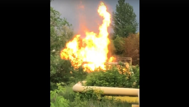 Жители Омска сняли на видео газ, полыхающий после попадания молнии в трубопровод