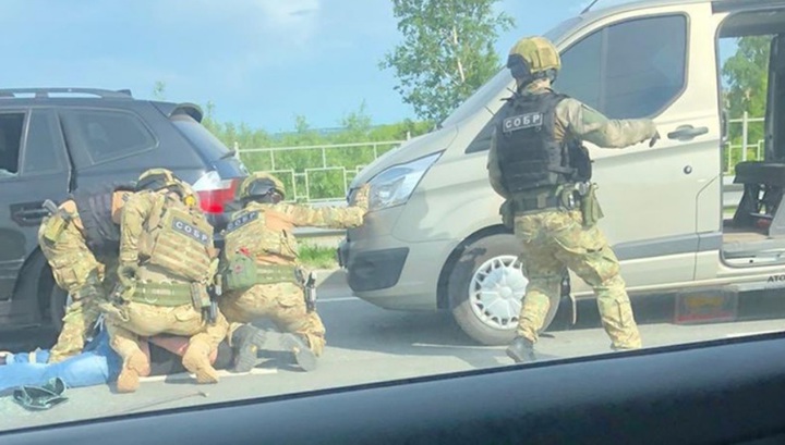 В Рязани преступник оказал сопротивление СОБРу и протаранил машину спецназа