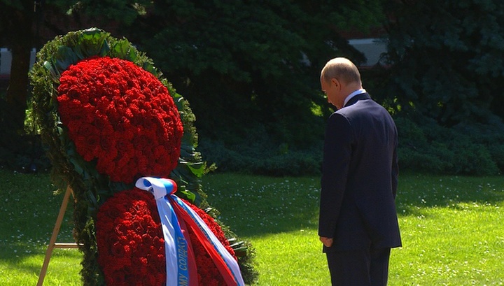 Путин возложил венок к Могиле Неизвестного Солдата