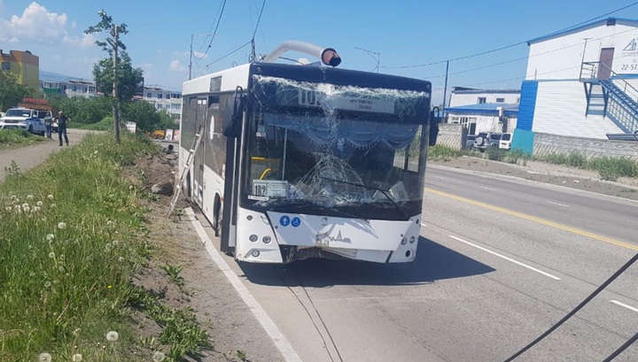 Столб приземлился на крышу автобуса после ДТП в Петропавловске-Камчатском. Видео