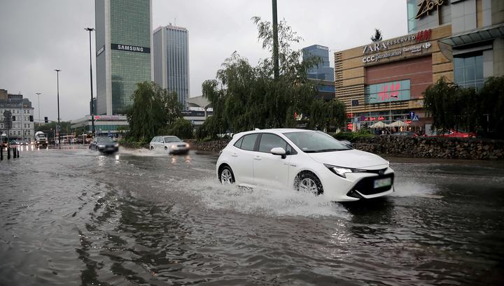 Сильный ливень затопил в Варшаве дороги и здания