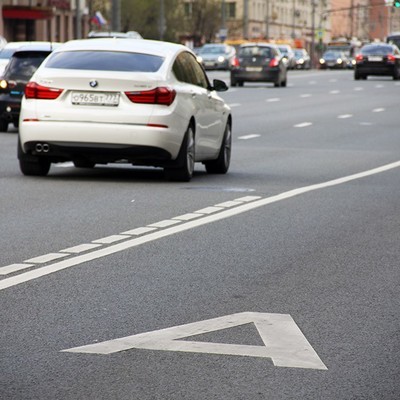 Автомобили каршеринга и мотоциклы не будут ездить по выделенным полосам Автомобили каршеринга и мотоциклы не будут ездить по выделенным полосам