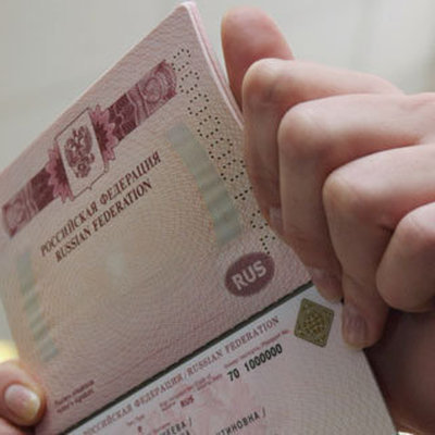 У должников в России предлагается изымать загранпаспорта У должников в России предлагается изымать загранпаспорта