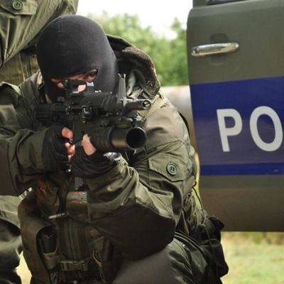 Спецназ Грузии начал штурм многоэтажки в Тбилиси, где находятся террористы Спецназ Грузии начал штурм многоэтажки в Тбилиси, где находятся террористы