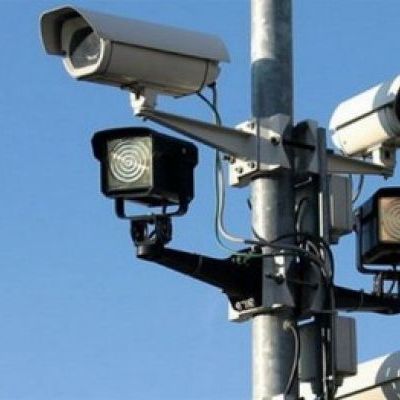 Камеры зафиксировали автомобиль, сбивший трёх пешеходов в Екатеринбурге Камеры зафиксировали автомобиль, сбивший трёх пешеходов в Екатеринбурге
