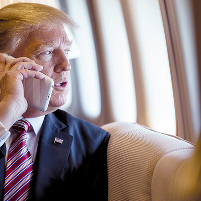 СМИ: Трамп использует смартфон, игнорируя протоколы безопасности