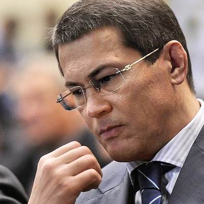 Глава Башкирии запретил чиновникам покупать друг другу новогодние подарки Глава Башкирии запретил чиновникам покупать друг другу новогодние подарки