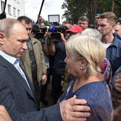 Жители Тулуна пожаловались Путину на неразбериху после наводнения Жители Тулуна пожаловались Путину на неразбериху после наводнения