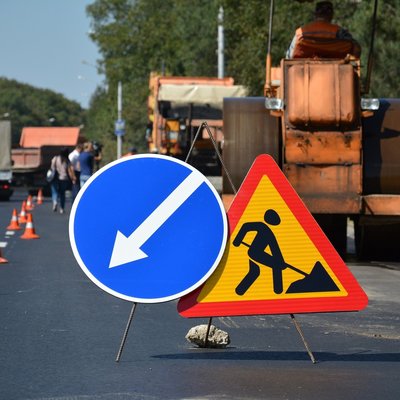 Дорожно-ремонтные работы начались в Москве раньше времени из-за теплой погоды Дорожно-ремонтные работы начались в Москве раньше времени из-за теплой погоды