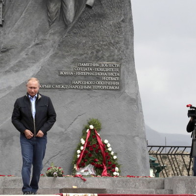 Путин возложил цветы к мемориалу памяти выходцам из Ботлихского района Дагестана Путин возложил цветы к мемориалу памяти выходцам из Ботлихского района Дагестана