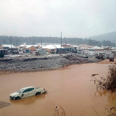 Дамба под Красноярском, из-за прорыва которой погибли 13 человек, была нелегальной Дамба под Красноярском, из-за прорыва которой погибли 13 человек, была нелегальной