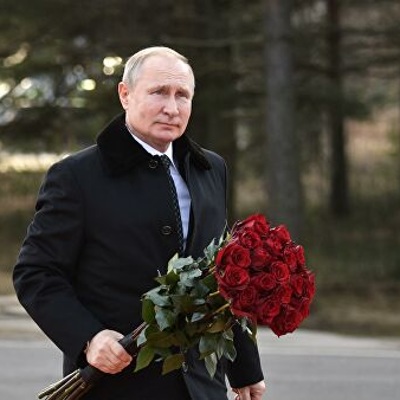 Владимир Путин возложил цветы к монументу Владимир Путин возложил цветы к монументу
