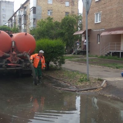 Спецтехника откачивает воду с улиц Красноярска после ливня Спецтехника откачивает воду с улиц Красноярска после ливня
