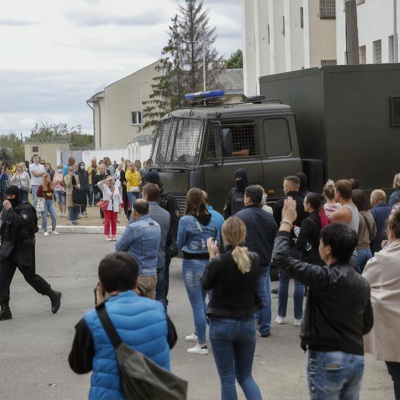 Спецтехника белорусских силовиков подъехала к площади Независимости в Минске, люди сели на землю Спецтехника белорусских силовиков подъехала к площади Независимости в Минске, люди сели на землю
