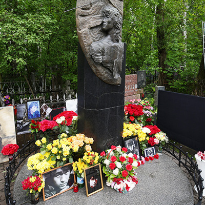 В Санкт-Петербурге на Богословском кладбище почтили память Виктора Цоя В Санкт-Петербурге на Богословском кладбище почтили память Виктора Цоя