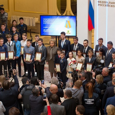 В Совете Федерации наградили детей-героев, церемония прошла в формате телемоста В Совете Федерации наградили детей-героев, церемония прошла в формате телемоста