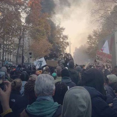 В Париже на демонстрации начались беспорядки В Париже на демонстрации начались беспорядки