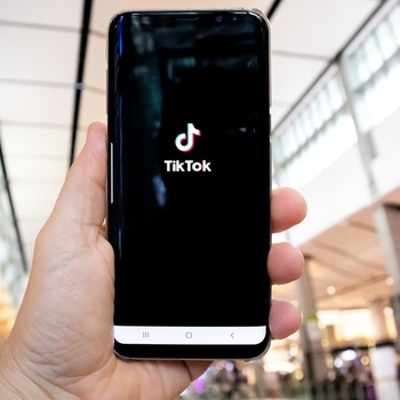 Девочка едва не погибла, проглотив дюжину магнитных шариков ради ролика в Tik-Tok Девочка едва не погибла, проглотив дюжину магнитных шариков ради ролика в Tik-Tok