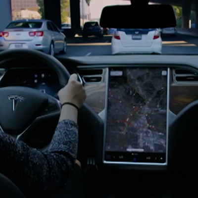 Автомобиль Tesla врезался в фонарный столб в Новой Москве и сгорел Автомобиль Tesla врезался в фонарный столб в Новой Москве и сгорел