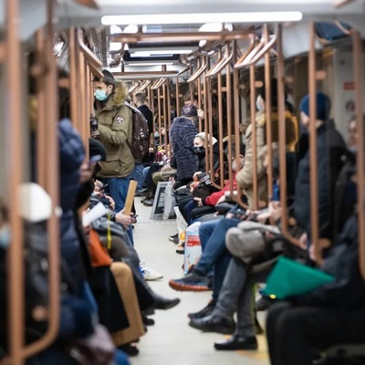 Пассажир залез на крышу вагона в московском метро на станции 