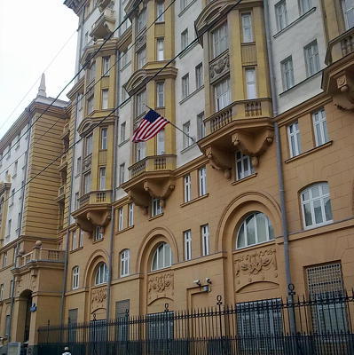 Неизвестный на автомобиле прорвался на территорию резиденции посла США в Москве Неизвестный на автомобиле прорвался на территорию резиденции посла США в Москве