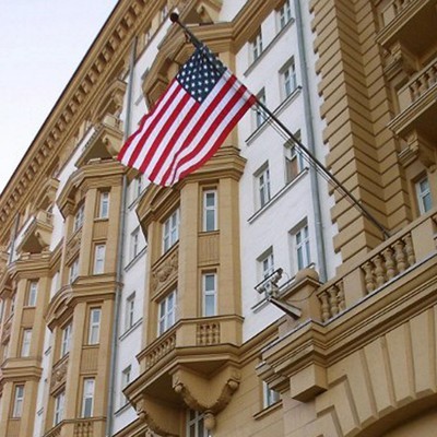 В Москве у входа в посольство США убрали парковку для американских дипломатов В Москве у входа в посольство США убрали парковку для американских дипломатов